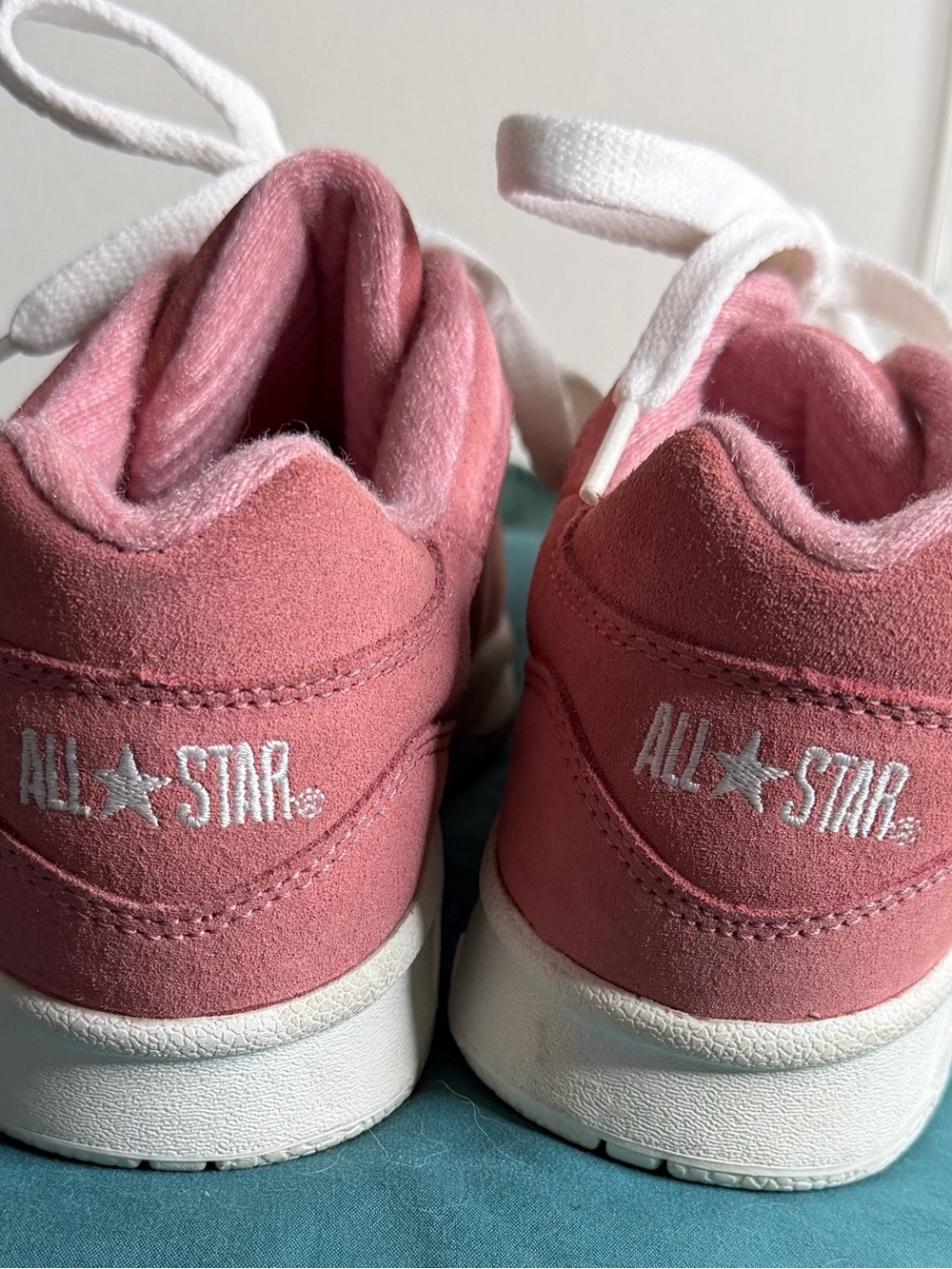 Y2K era Converse Dusty Rose Low-Top Sneakers with White Laces - Picture 2 of 6